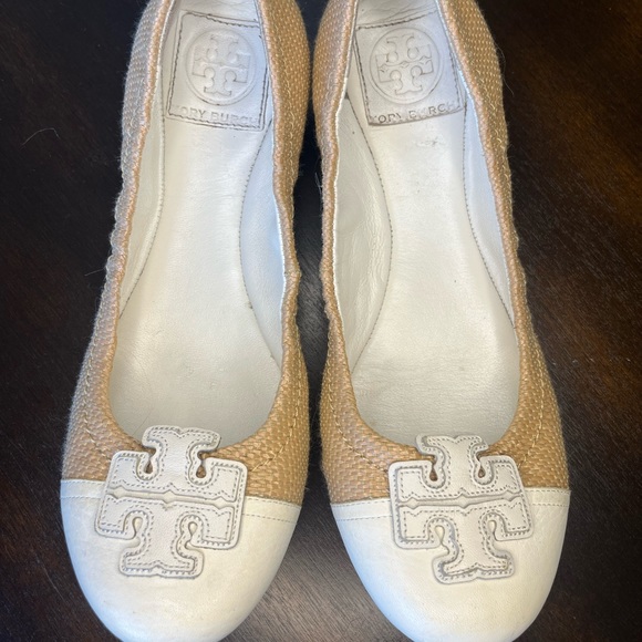 Tori Burch Carina Raffia Tan and White Size 7 Flats - Picture 1 of 9